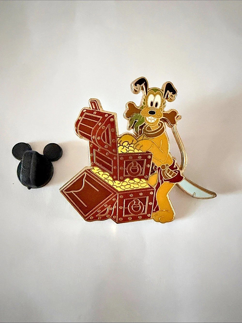 Disney pluto Treasure Chest pin Gold & Brown